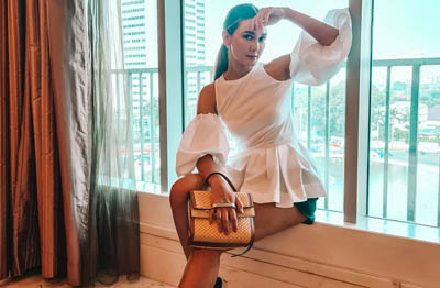  Luna Maya Pamer Cincin di Jari Manis, Dilamar?